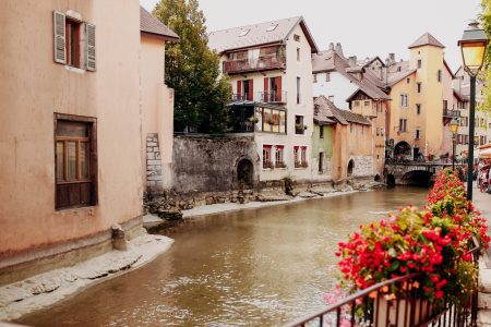 Annecy, la perle cachée des Alpes : Voici des raisons de la visiter en automne et hiver !