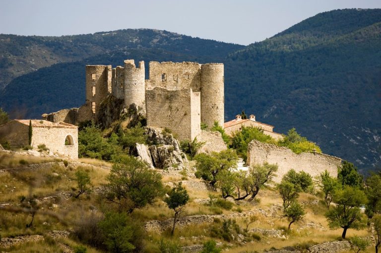 Niché au cœur du Var, ce village se dresse fièrement à 1097 mètres d'altitude