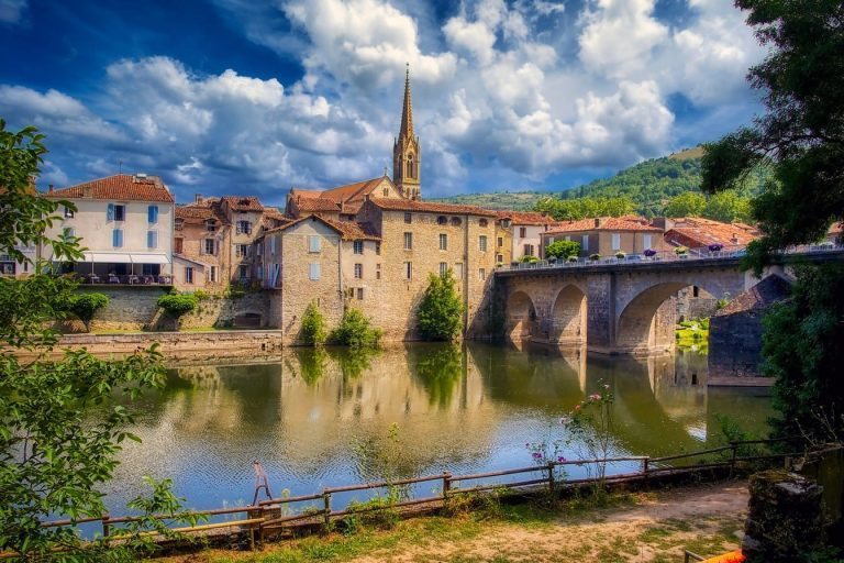 Ce village médiéval d'Occitanie cache un trésor naturel que peu de voyageurs connaissent !