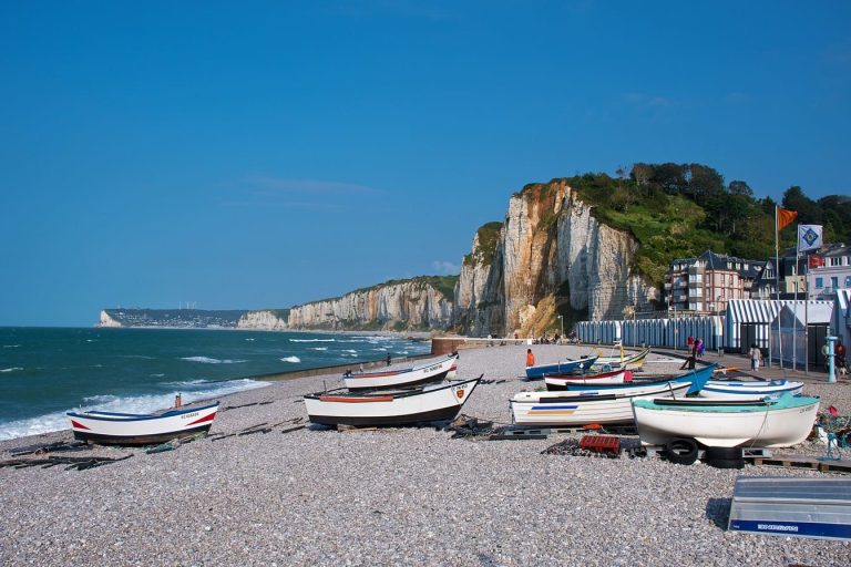 Ce village normand méconnu va devenir votre prochaine destination coup de cœur !
