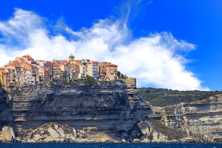 Bonifacio : la destination corse qui fait rêver les voyageurs du monde entier !