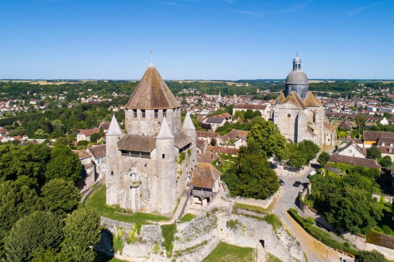 Cette ville médiévale proche de Paris abrite des trésors inestimables – êtes-vous prêt à les découvrir ?