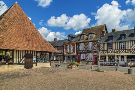 Ce village normand préservé offre une immersion totale dans le passé !
