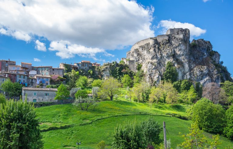 Entre ruelles pavées et vues imprenables, plongez dans l'histoire de ce joyau des Alpes-Maritimes