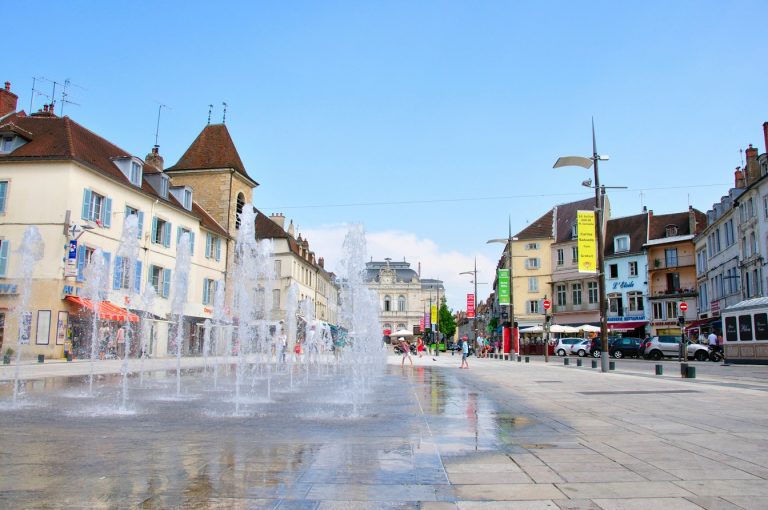 Plongez dans l'histoire fascinante de Lons-le-Saunier, la perle du Jura !
