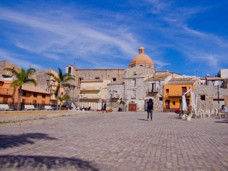 Vous ne croirez jamais ce que ce village sicilien offre aux rares visiteurs qui s'y aventurent !