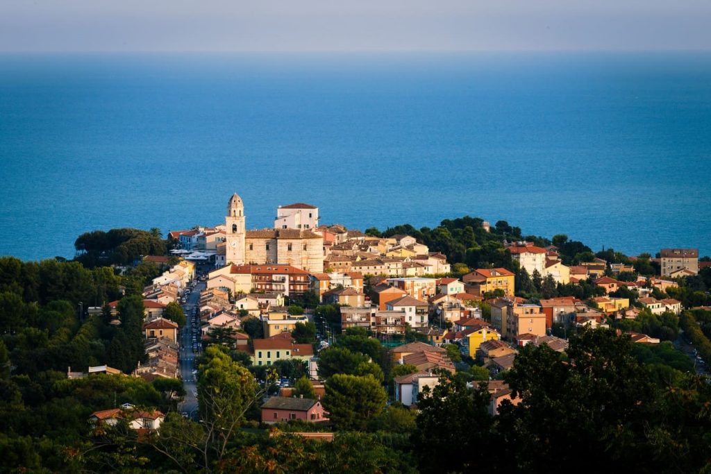 Ce village médiéval surplombant la mer Adriatique fait chavirer tous ceux qui le découvrent