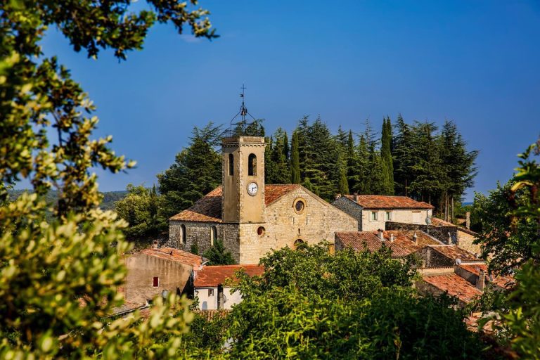 Dan ce village provençal la nature et l’histoire se rencontrent… et vous allez être bluffé !