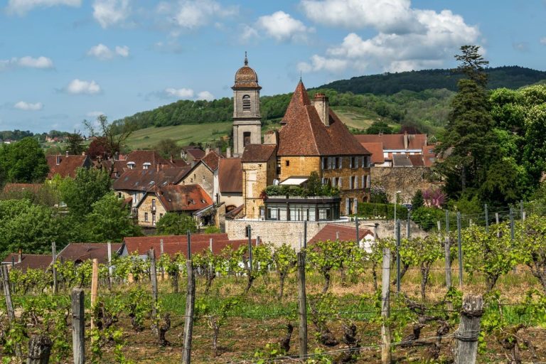 Arbois : ce joyau du Jura cache un patrimoine incroyable et des vins à goûter absolument !