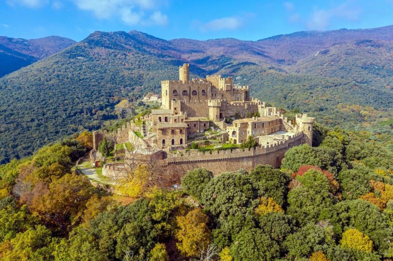 Découvrez le château de Requesens : une forteresse médiévale aux secrets bien gardés !