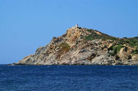 Entre plages secrètes et patrimoine fascinant : explorez l'île des Embiez, perle du littoral varois