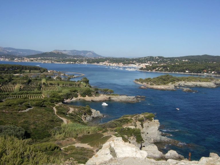 Explorez cette perle méditerranéenne alliant histoire fascinante et nature préservée