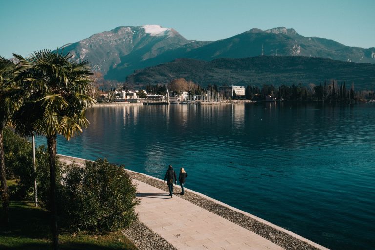 Ce parcours à travers les lacs italiens va vous en mettre plein la vue