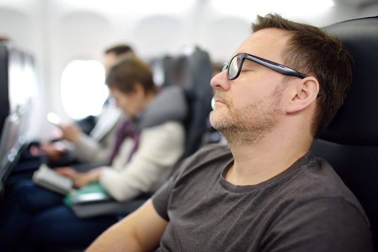 Marre de lutter pour dormir en avion ? Ces 9 conseils éprouvés vont transformer vos vols !
