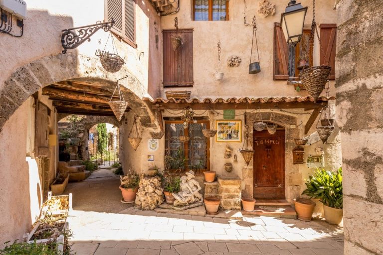 Villecroze : Découvrez ce village médiéval caché au cœur des pins varois