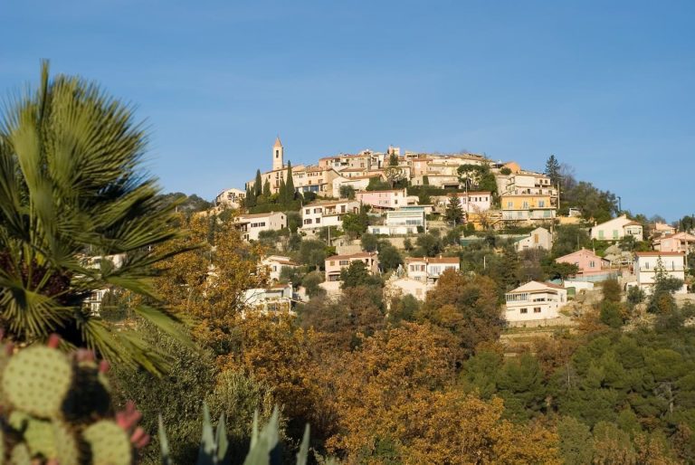Découvrez ce village médiéval des Alpes-Maritimes, avec une vue imprenable sur la mer !