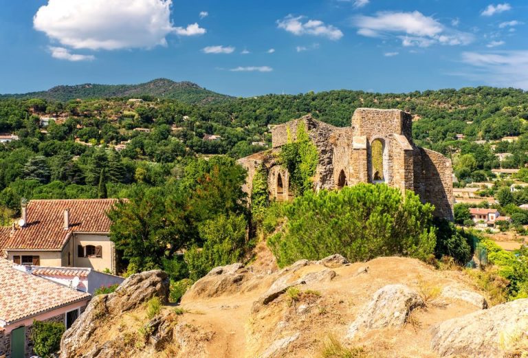 Ce village au cœur du massif des Maures, entre vignobles et châtaigneraies vous dévoile un panorama à couper le souffle !