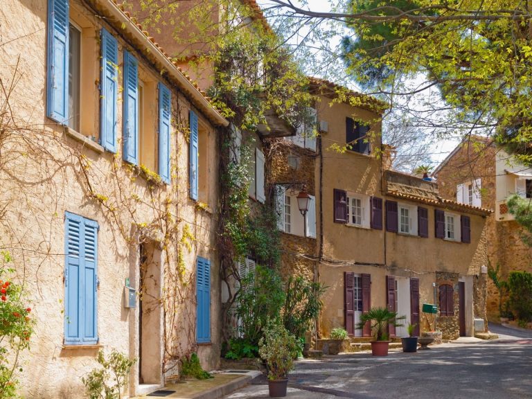 Ils cherchaient un coin tranquille dans le Var : ce village perché les a totalement conquis