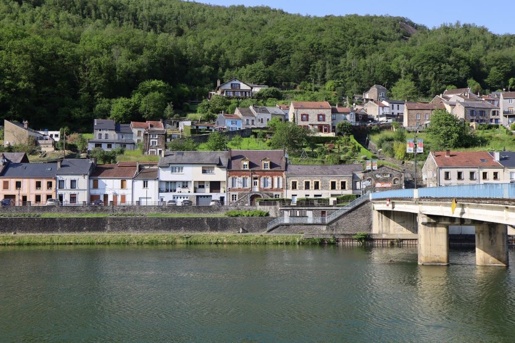 Découvrez ce coin secret des Ardennes où la Meuse crée un écrin de verdure exceptionnel !