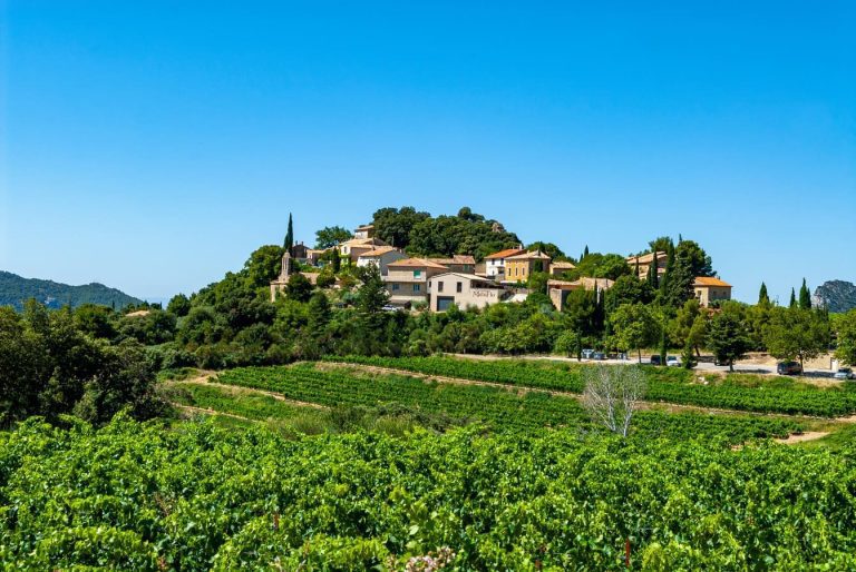Ce village caché où vignobles et nature s’unissent pour une sérénité incomparable