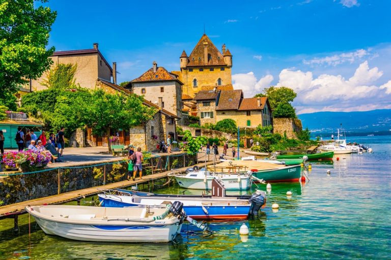 Ce village médiéval au bord du Léman va vous faire voyager dans le temps !