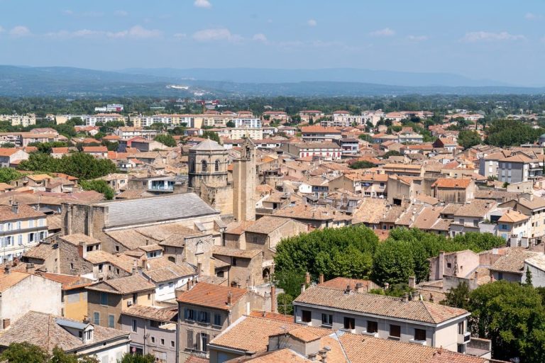 Cavaillon : découvrez pourquoi cette ville provençale cache bien plus que son célèbre melon !