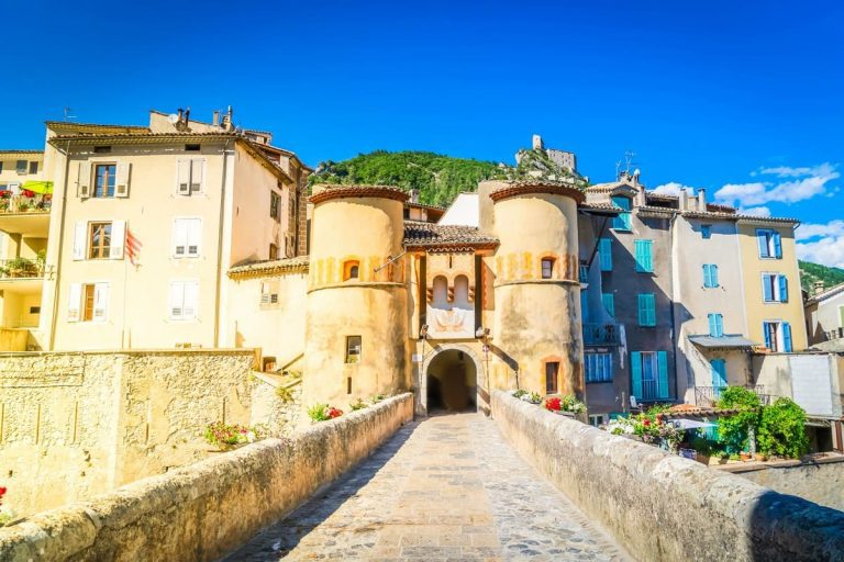 Classé mais méconnu : ce village médiéval de Provence étonne tous ceux qui le visitent !