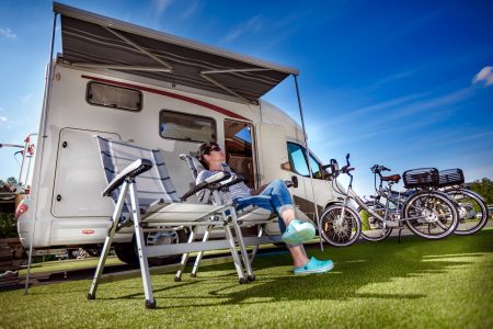 Camping-car et économies : les secrets des voyageurs malins pour ne pas se ruiner !