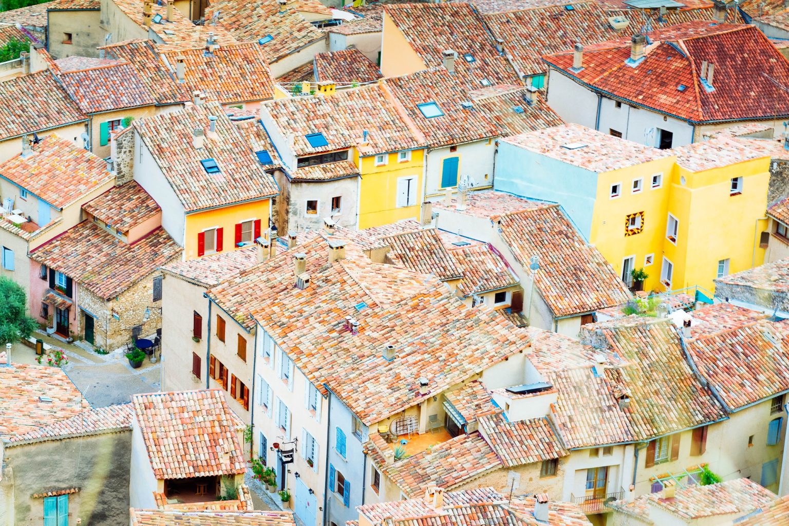 Un décor de carte postale, une légende suspendue : ce village fascine les visiteurs