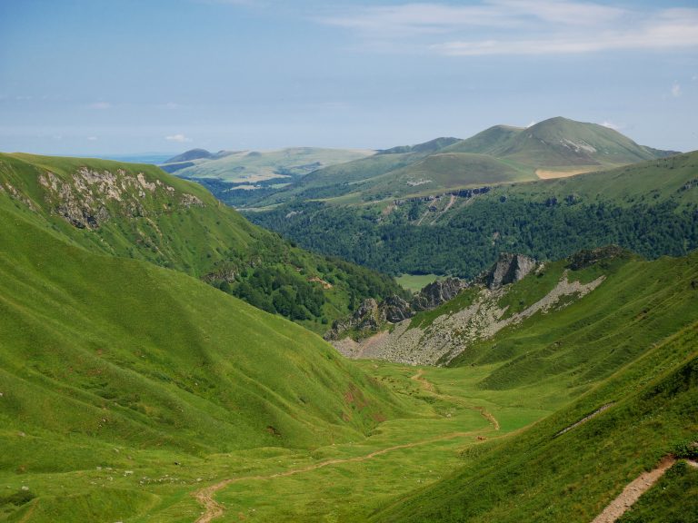 Volcans d'Auvergne : voyage au cœur des géants endormis du Massif Central
