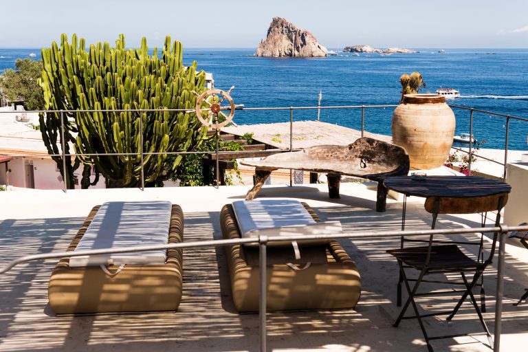 Panarea : L’île mystérieuse où calme et paysages volcaniques se mêlent à une histoire fascinante !