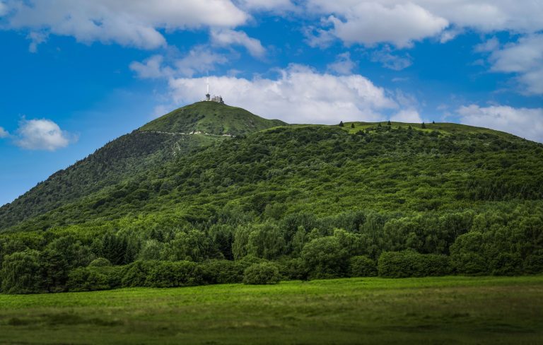 Ces volcans en France risquent de vous surprendre par leur beauté et leur mystère