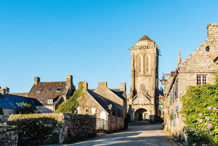 Découvrez Locronan : Ce village breton mystérieux où histoire et légende se rencontrent de façon surprenante !