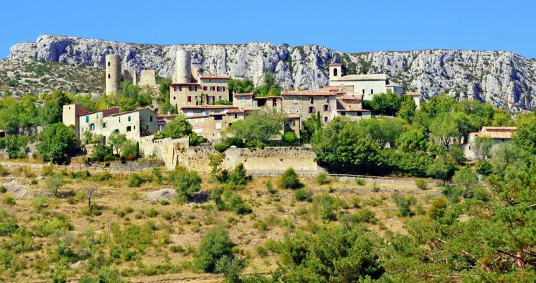 Ce village perché en Provence fascine tous les voyageurs… et défie le temps
