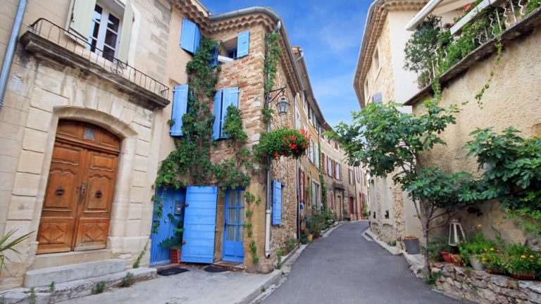 Peu de touristes s’y aventurent, pourtant ce joyau médiéval provençal est à couper le souffle