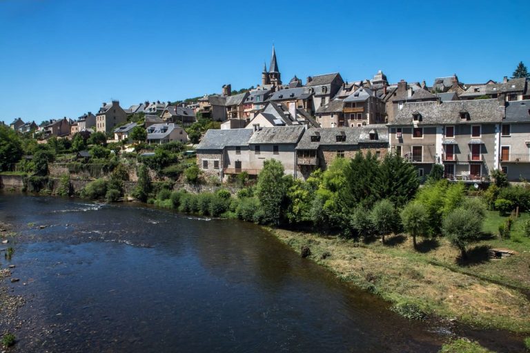 Peu de Français connaissent ce village d’Aveyron, pourtant son charme médiéval est saisissant !