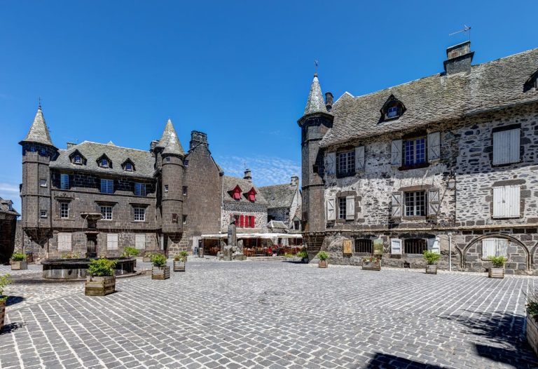 Ce village médiéval domine le Cantal et réserve des surprises incroyables pour les visiteurs audacieux