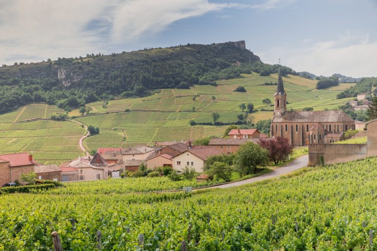 Cette ville méconnue dévoile un spectacle à couper le souffle sur les vignobles mâconnais