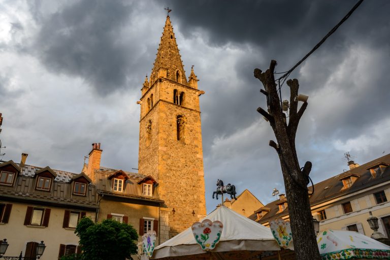 Ils pensaient visiter un village alpin ordinaire : ils découvrent une incroyable histoire venue du Mexique