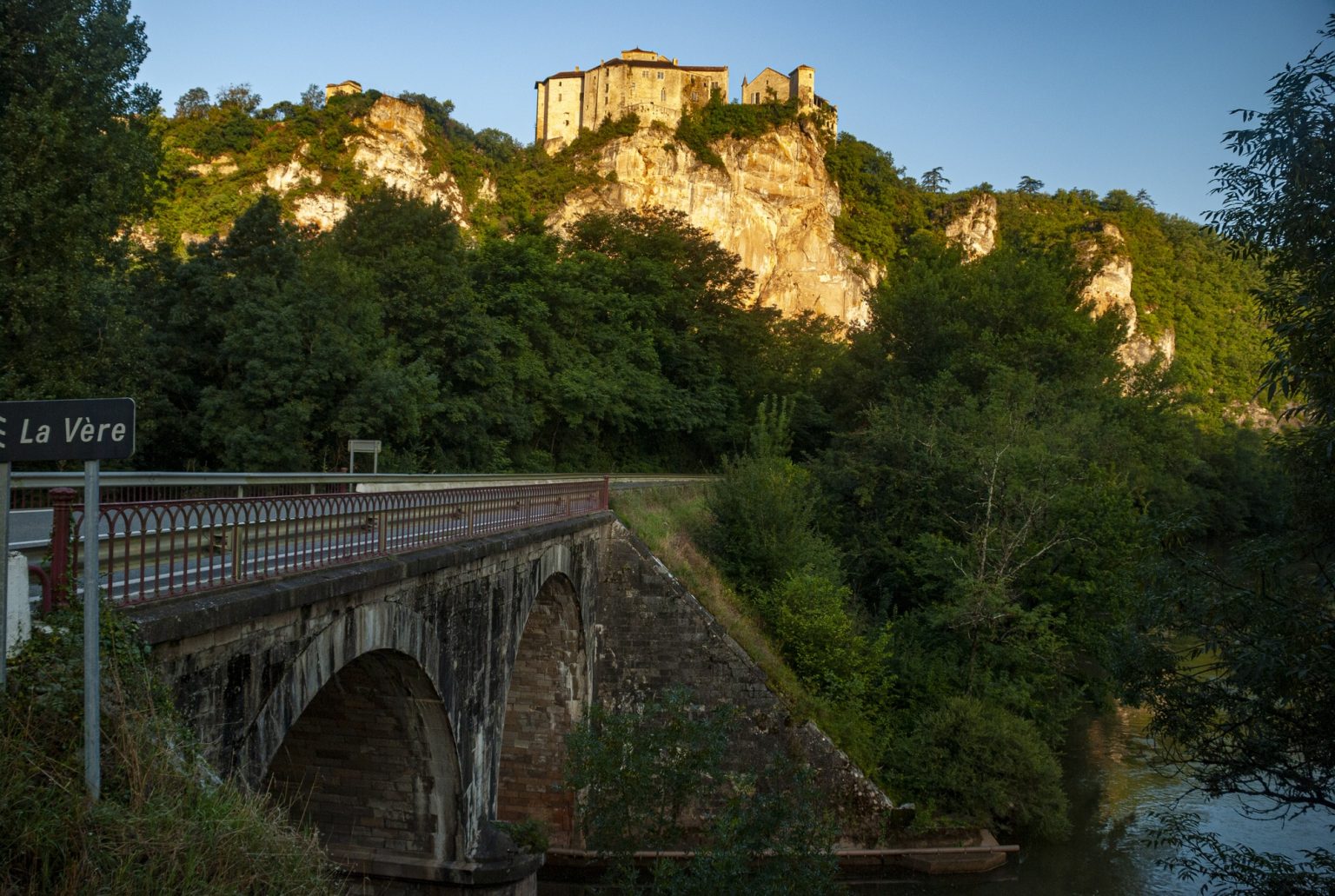 Découvrez le village médiéval de Bruniquel où chaque pierre raconte une histoire incroyable
