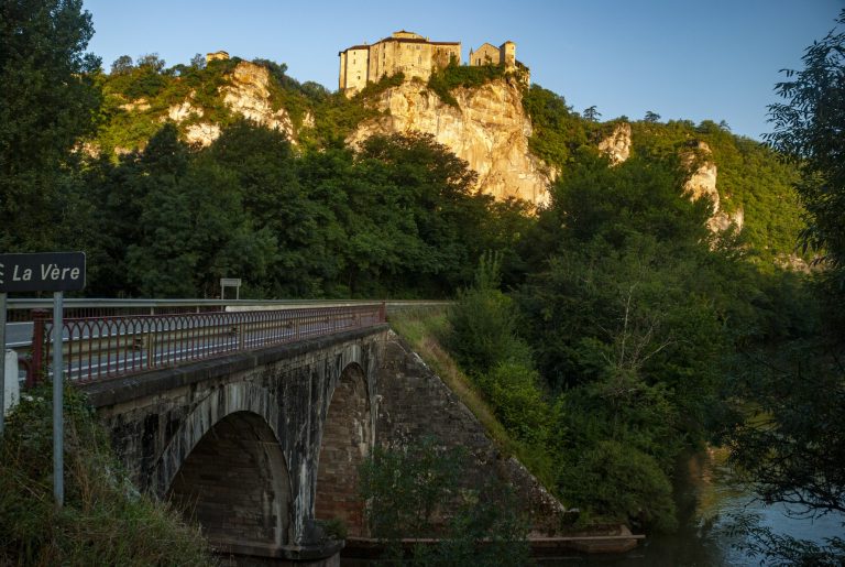 Découvrez le village médiéval de Bruniquel où chaque pierre raconte une histoire incroyable