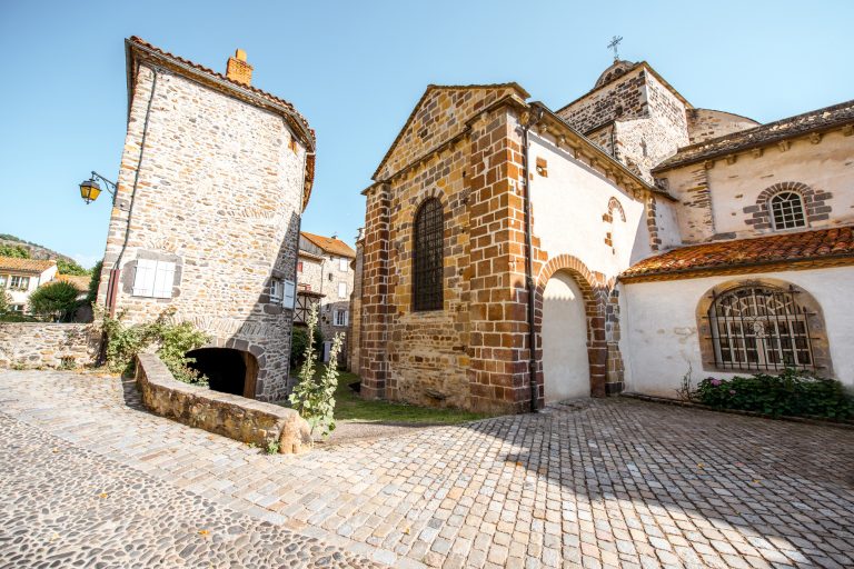 Vous ne croirez pas ce que ce village médiéval auvergnat réserve aux visiteurs curieux