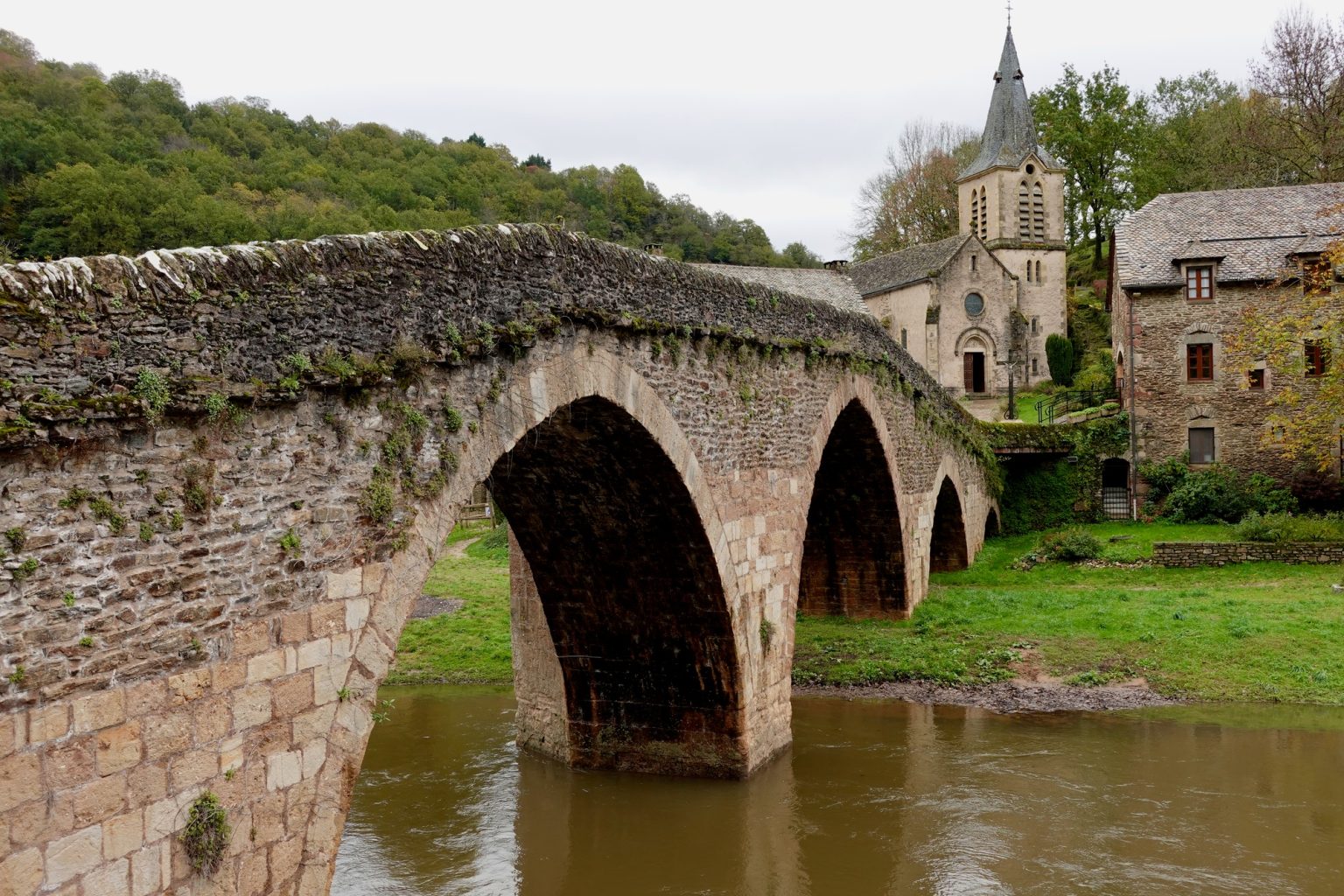 Au cœur de l’Aveyron, ce village médiéval étonnant réserve des surprises que vous n’imaginiez pas