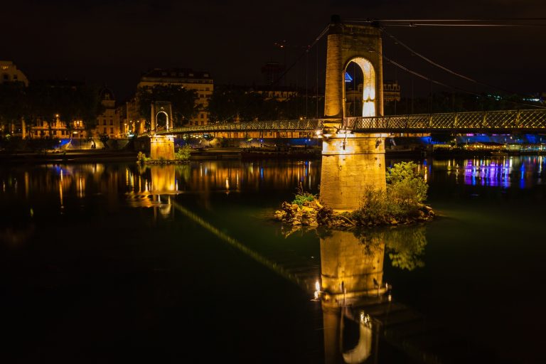 Quand la nuit transforme les villes : plongez dans un univers secret que vous ne soupçonniez pas !