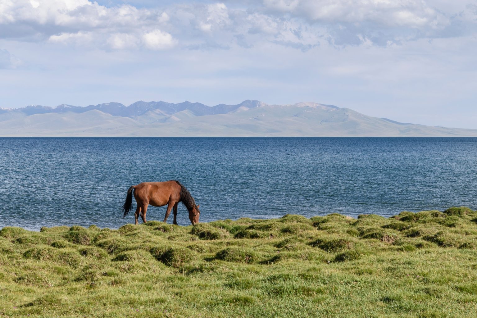 Perdu dans les montagnes, ce lac turquoise fascine les rares touristes qui osent s’y aventurer Perdu dans les montagnes, ce lac turquoise fascine les rares touristes qui osent s’y aventurer