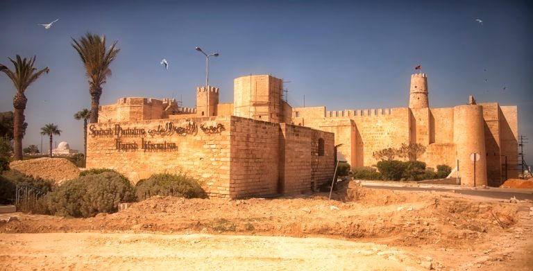 Peu de touristes y pensent, pourtant cette ville tunisienne est un joyau estival méconnu à découvrir