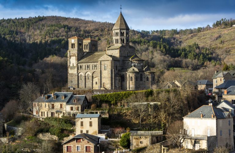 Ce terroir d’Auvergne allie traditions fromagères et sources thermales