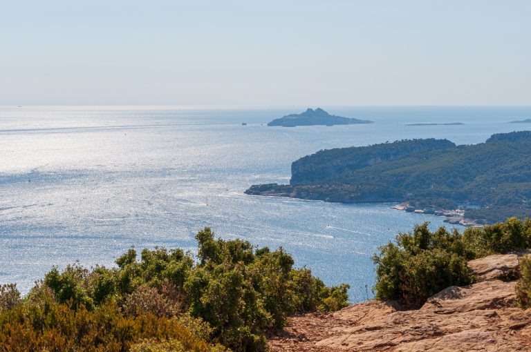 Falaises vertigineuses, plages secrètes : ce coin de paradis en Provence reste encore méconnu