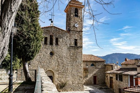 Panoramas, soleil et ruelles fleuries : ce village perché fascine ceux qui osent s’y aventurer Panoramas, soleil et ruelles fleuries : ce village perché fascine ceux qui osent s’y aventurer