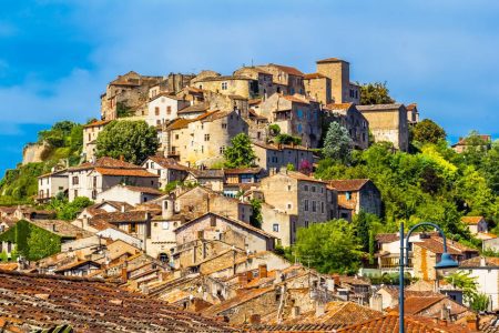 Perchée au-dessus des brumes, cette cité du Tarn offre un spectacle à couper le souffle